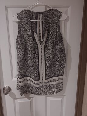 Rose & Olive 🦄 Paisley Sleeveless Blouse in Black & White Like New